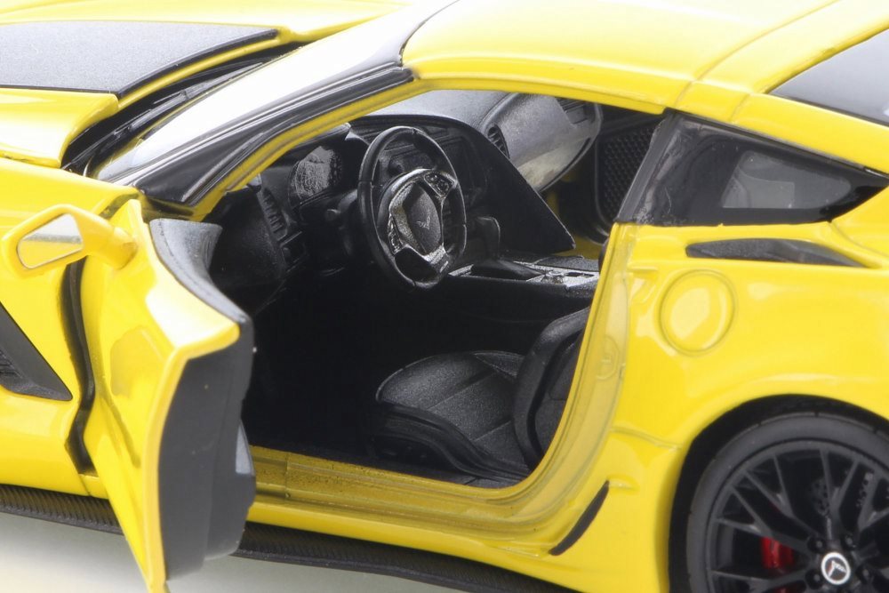Коллекционная модель автомобиля Chevrolet Corvette, желтая, 1:24