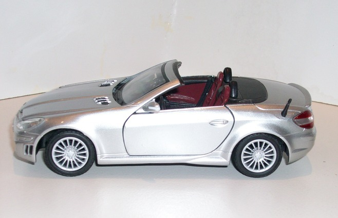 Коллекционная модель Mercedes Benz SLK55 АMG, 1:24, серебристая
