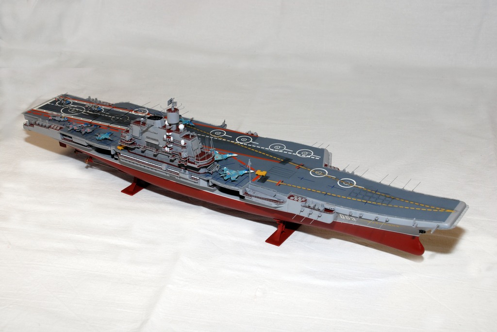 Сборная модель крейсера-авианосца "Адмирал Кузнецов", 1:700 купить в интернет-магазине MegaToys24.ru недорого.